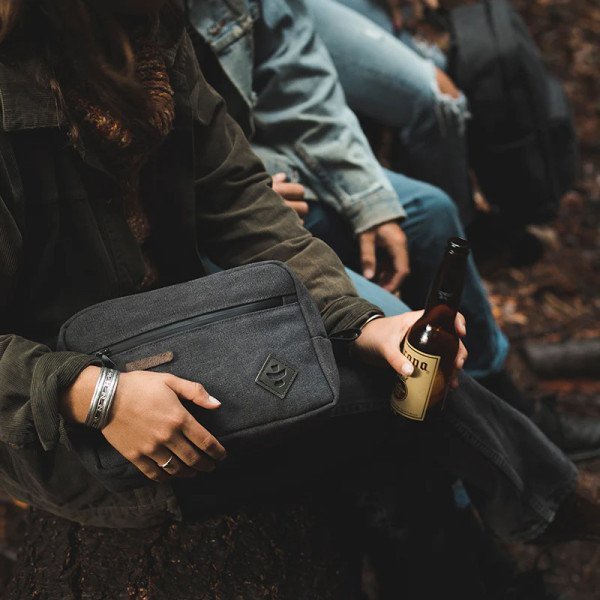 BearBush-Bear-Bush-Botanical-Collective-Revelry-Supply-The-Stowaway-Smell-Proof-Toiletry-Kit-Foto-Generali-Borse-2